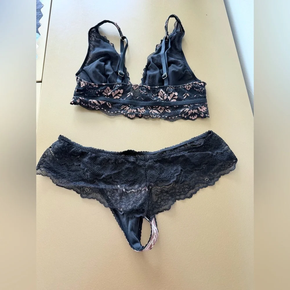 Black and Gold Lace Front-Closure Bralette & Lace Panties Set size S